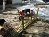 Kinder-beim-Wegbau-aus-Bambus-Plan-Verde-e.V.